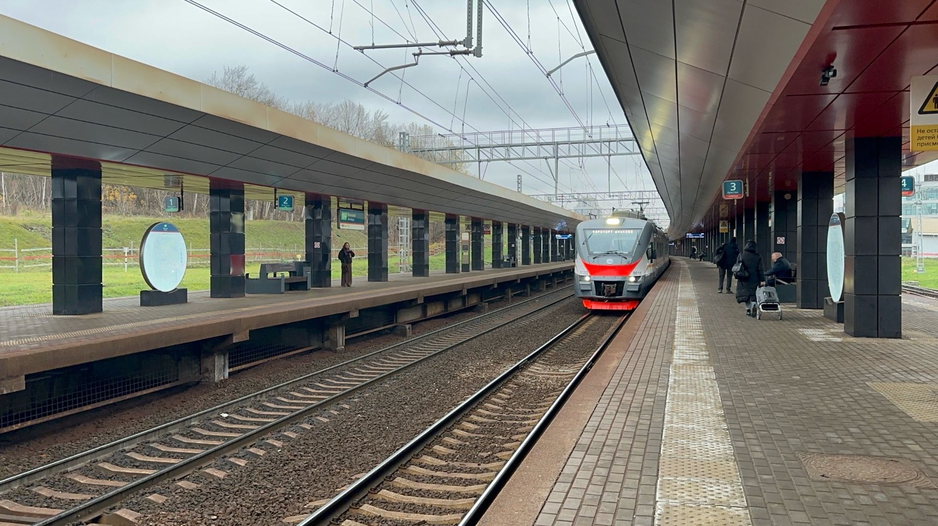 Электропоезд ЭП2Д-0015 на пл.Минская, ноябрь 2025 года смотреть онлайн