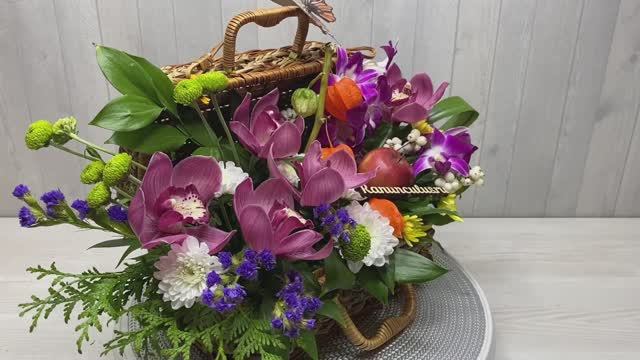 Композиция из двух видов орхидей в сундучке смотреть онлайн