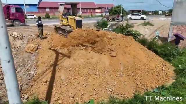 Соединение дороги с мостом: множество самосвалов выгружает камень, а бульдозер его толкает. смотреть онлайн