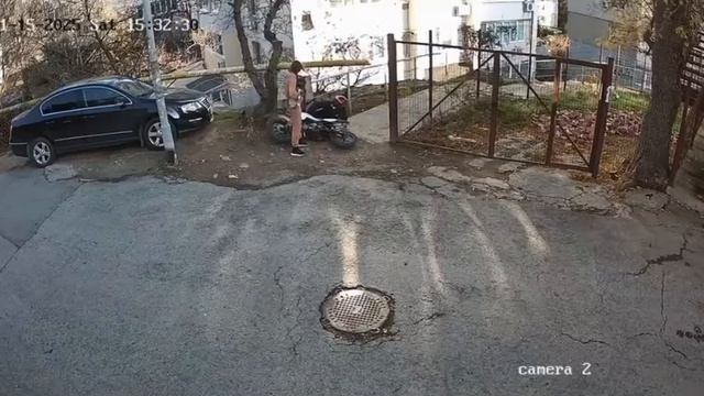 В Ялте девушка с собакой напала на подростка-питбайкера смотреть онлайн