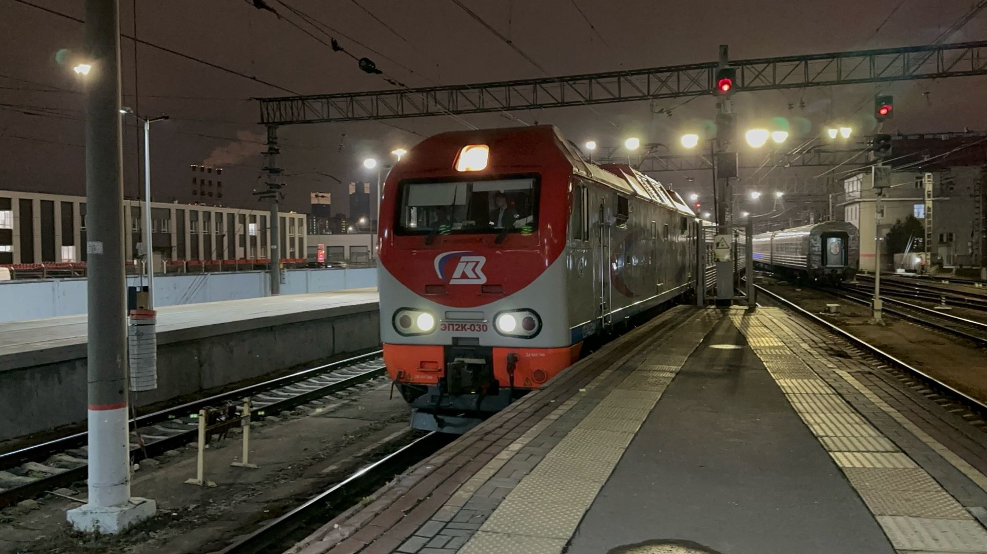 «Движ!» Электровоз ЭП2К-030 с пасс.поездом на Ленинградском вокзале, ноябрь 2025 года смотреть онлайн