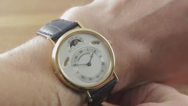 Обзор часов Breguet Classique с указанием дня и фазы луны 3337BA/1E/986