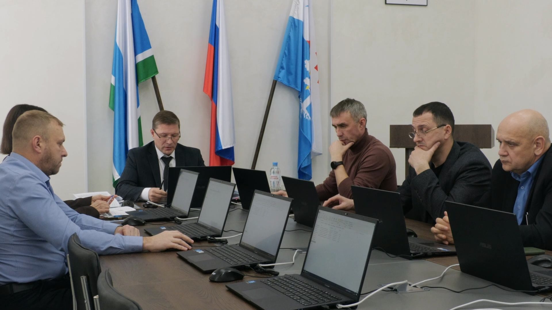 Думская комиссия заслушала ноябрьский отчет по реализации проектов по ЭТС и ЖКХ смотреть онлайн