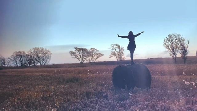 Съемка на рассвете в стогах сена