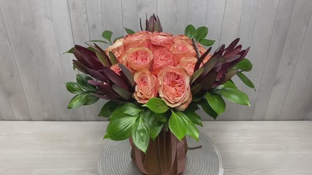 Букет из пионовидных роз и леукадендрона смотреть онлайн