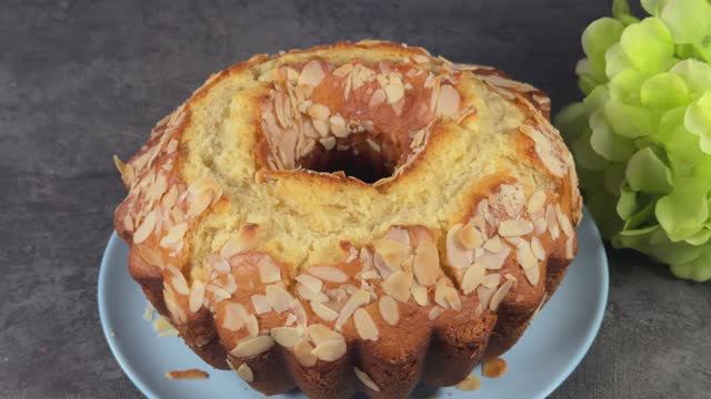 Йогуртовый пирог "Бабушкин" за 5 минут, который тает во рту! Очень влажный и вкусный. смотреть онлайн