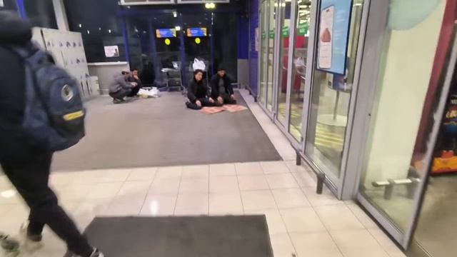 Молятся в супермаркете смотреть онлайн