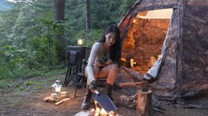 Обустройство кемпинга в лесу с собачкой.