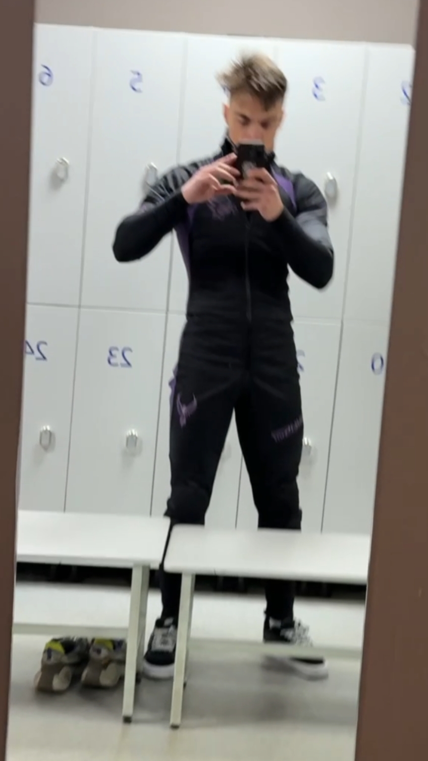 Змей Сменил Кожу #змей #комбез #парашют #аэротруба #спорт #тренировка #свободноепадение смотреть онлайн