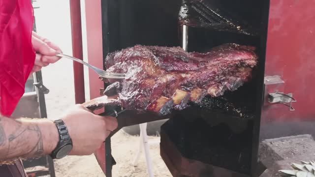 Чурраско в коптильне и на костре на земле: грудинка (кончик), ребрышки, фланк, баранина