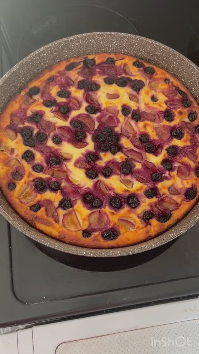 Творожная запеканка с ягодами и фруктами #запеканка #творог #ягоды #фрукты смотреть онлайн