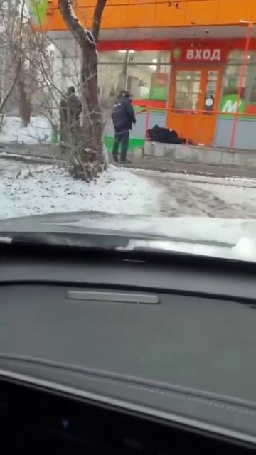 #Россия В Екатеринбурге пьяный директор магазина зарезал кассира девушку смотреть онлайн