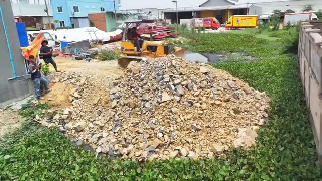 Бульдозер Komatsu готовит участок для дома. смотреть онлайн