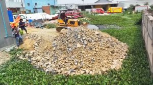 Бульдозер Komatsu готовит участок для дома.