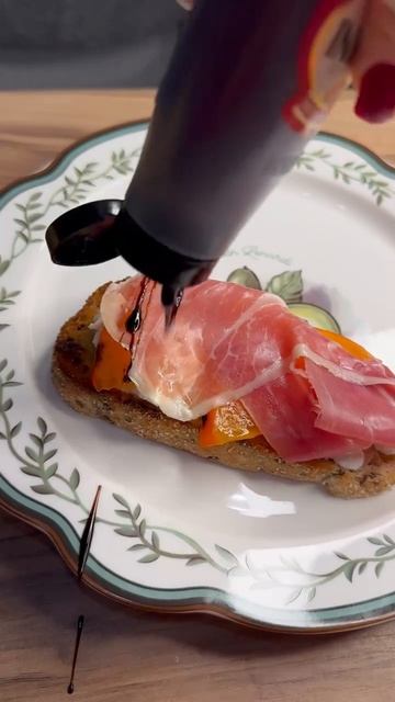 Брускетта с хамоном и хурмой