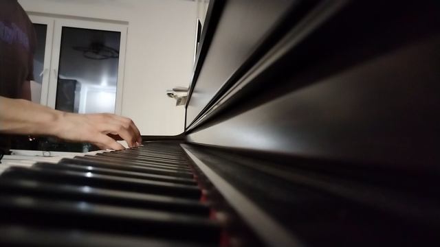 Пытаемся играть и петь под пианино смотреть онлайн