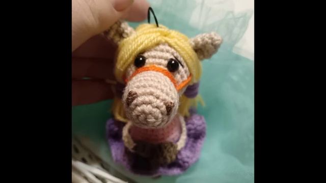 Брелок лошадь крючком