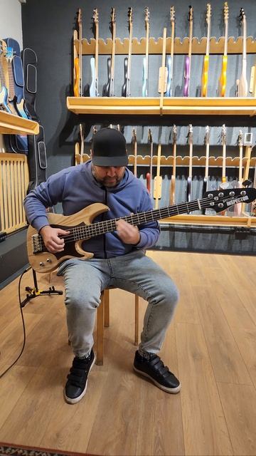 Зацените бас от Inspector, довольно редкий, сделано в России. Дело было в @club_gitar
.
.
.
#ernieba смотреть онлайн