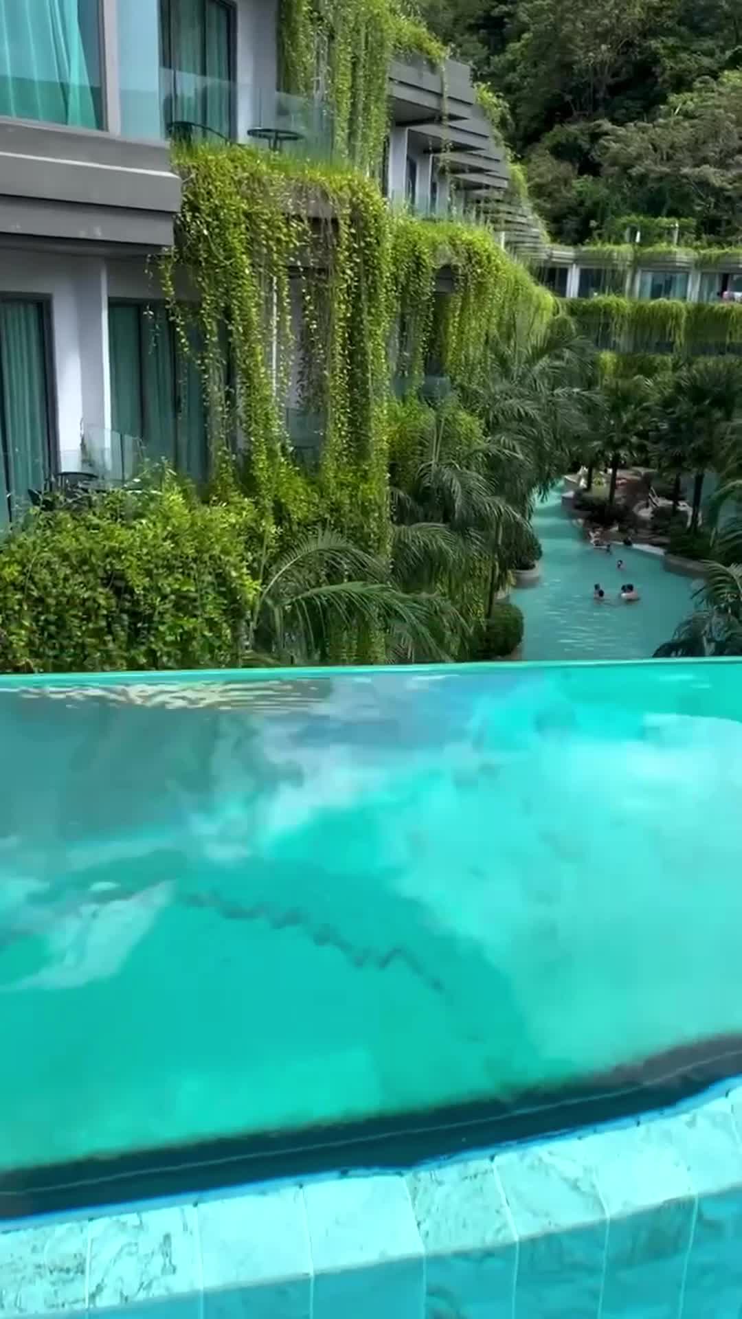 Отель на Пхукете привлекает внимание своей уникальной лагуной, где гости могут насладиться плаван... смотреть онлайн