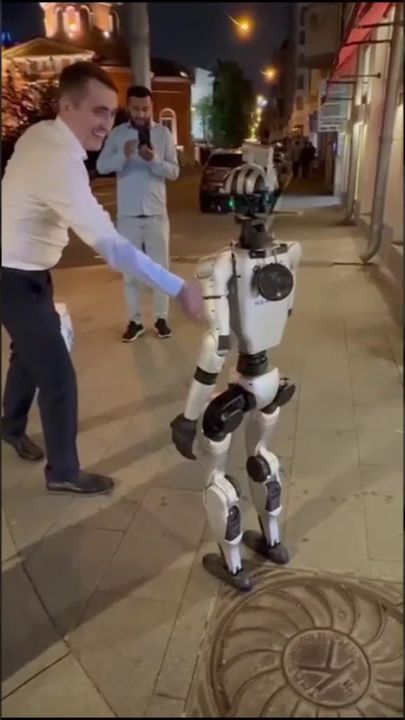 Робот гуляет по Москве по переулкам Арбата. смотреть онлайн