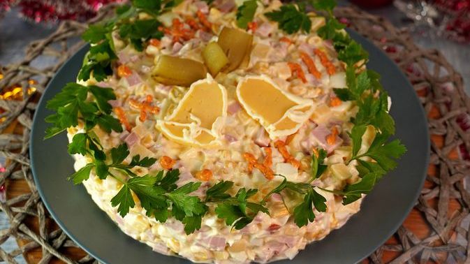 Новогодние часы. САЛАТ С КУКУРУЗОЙ, КОЛБАСОЙ, ЯЙЦАМИ И СЫРОМ смотреть онлайн