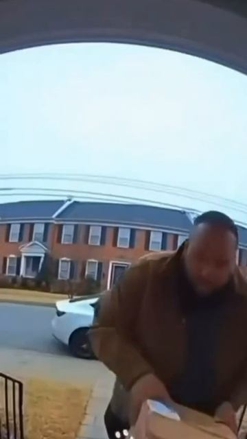 #США Сюрпризы для любителей воровать чужие посылки 🤣 смотреть онлайн