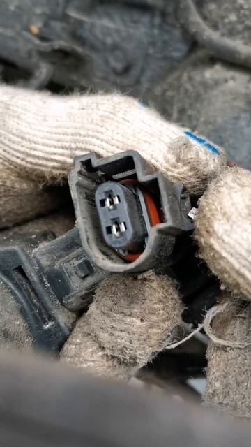 Hyundai i40. Как отсоединить разъём стояночного тормоза