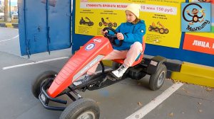 Манкиту гуляют в  парке развлечений с машина. МанкиТайм