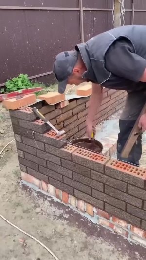 Продемонстрирована мастерская кладка кирпича