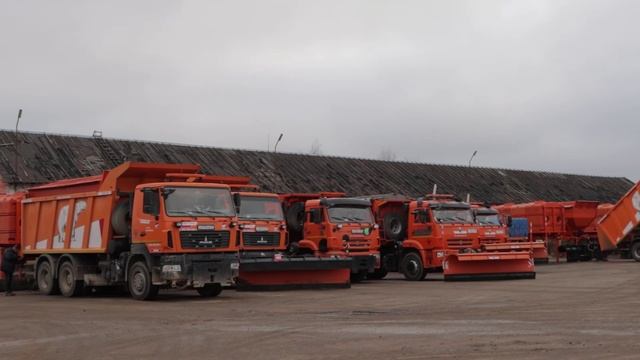 МБУ «Зеленстрой», ГУК и «Смоленскавтодор» продемонстрировали снегоуборочную технику смотреть онлайн