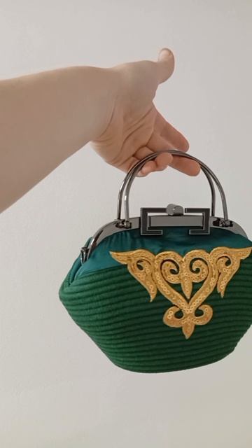 Сумочка из шнура с сердечником изумрудного цвета с фермуаром смотреть онлайн