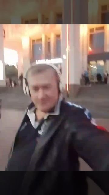 А на улице звучит, как на концерте).