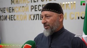 Ахмат Кадыров передал средства от РОФ им. А.-Х. Кадырова тренеру сгоревшего спортзала в с. Кулары