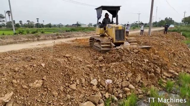 Грузовики и бульдозер засыпают болотистые участки. смотреть онлайн