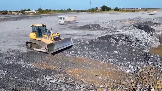 Ep3. Отсыпка огромного озера. Бульдозер Shantui и грузовики засыпают участок. смотреть онлайн