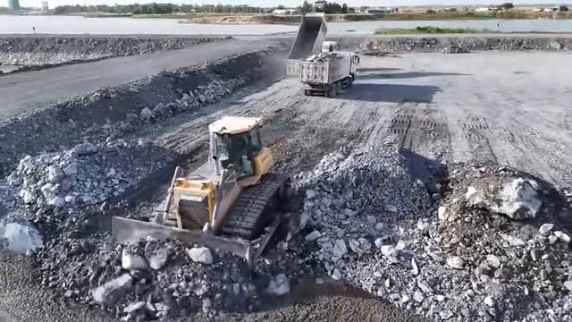 Ep2. Отсыпка огромного озера. Бульдозер Shantui и грузовики засыпают участок. смотреть онлайн