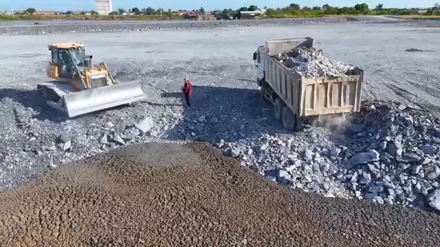 Ep4. Отсыпка огромного озера. Бульдозер Shantui и грузовики засыпают участок. смотреть онлайн