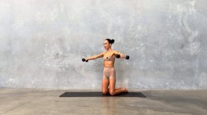 PILATES BY IZZY | 30-и минутная тренировка на верхнюю часть тела + кор в домашних условиях с весом |