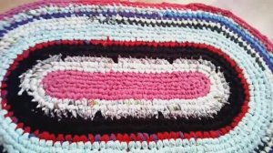 Овальный коврик крючком из старых вещей. (1)