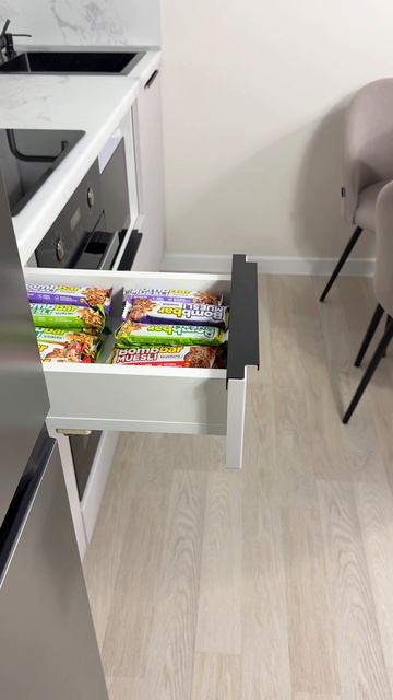 Кухня «Флавио» 1,8 м: стильный беж, надёжная фурнитура Hettich. Компактно, красиво и практично. смотреть онлайн