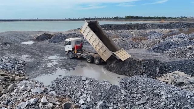 Ep1. Отсыпка огромного озера. Бульдозер Shantui и грузовики засыпают участок. смотреть онлайн