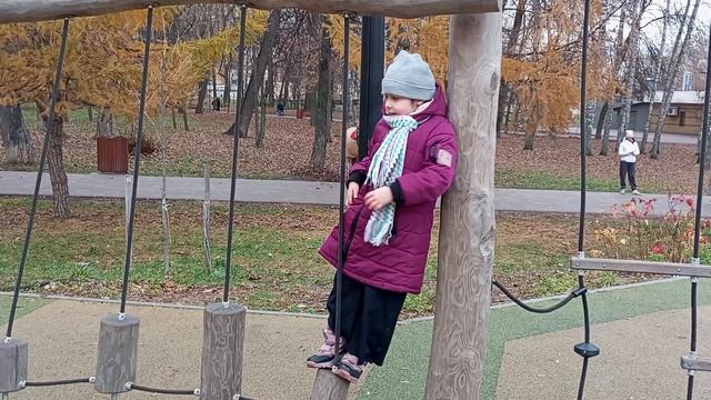 Парк Кулибина. как выглядит детская площадка в ноябре смотреть онлайн