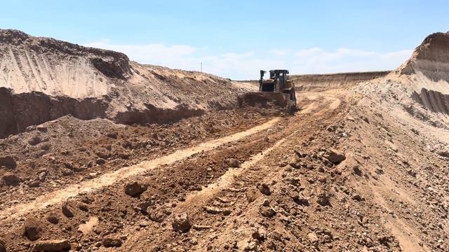 Бульдозер Caterpillar D8T и роторный экскаватор работают вместе. смотреть онлайн