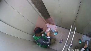 В Москве курьер сначала поковырялся в носу, а затем грязными руками потрогал тортик клиента.