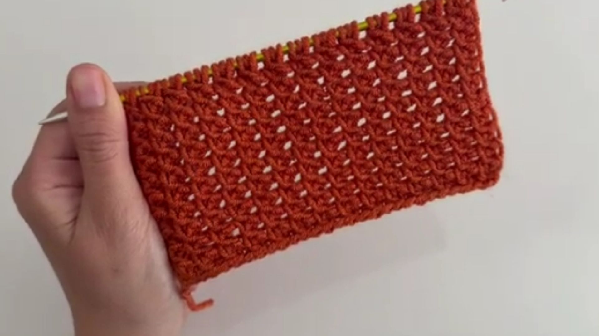 Очень простой узор спицами попетельно - Вязание спицами для начинающих смотреть онлайн