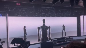 Робот Грин от Сбера уверенной походкой вышел на сцену конференции AIJ ракурс по ближе