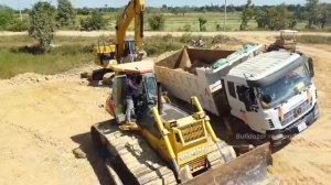 Грузовик 22 тонн провалился при разгрузке. Бульдозер Komatsu D65PX помогает выбраться.