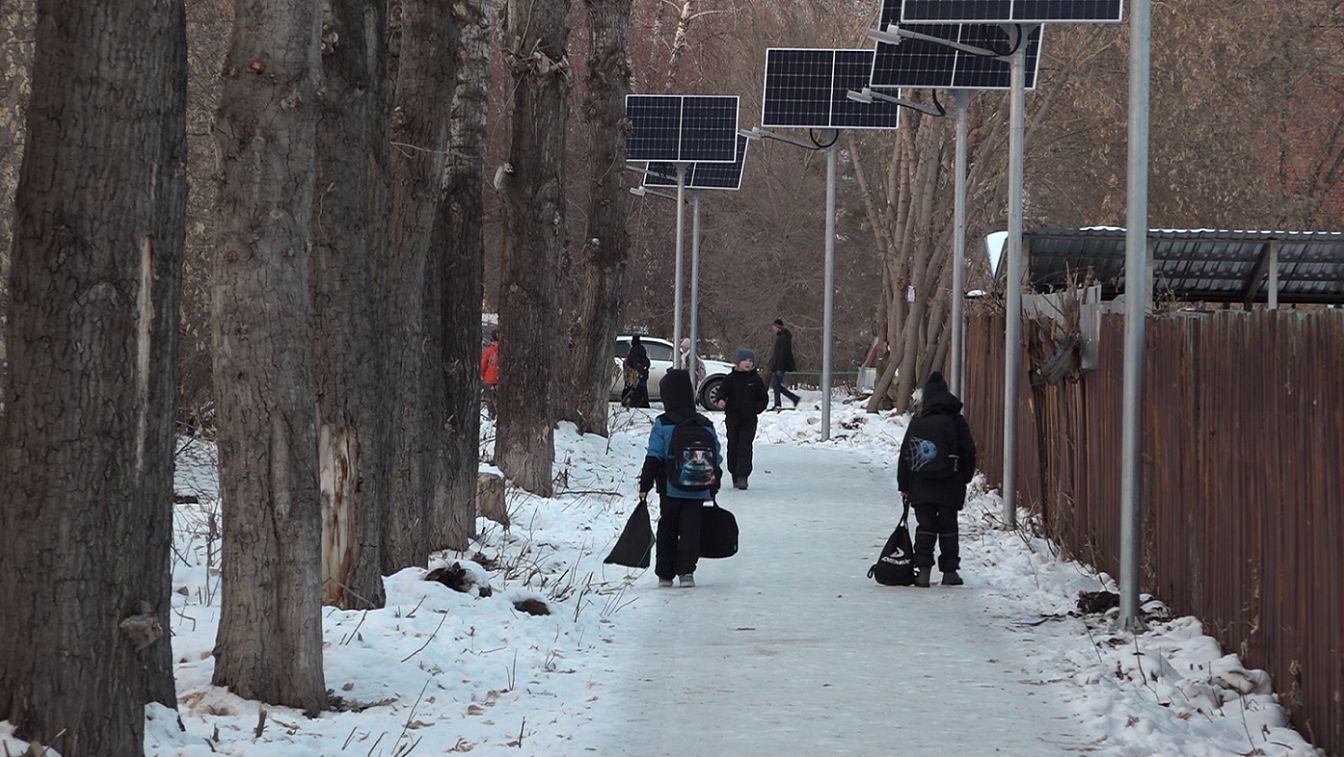 Депутатский наказ выполнен: на тротуаре стало безопасно и светло смотреть онлайн
