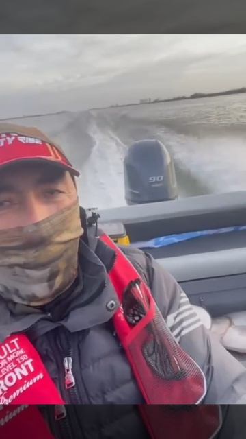 Пацаны поймали огромную рыбу и едут домой!.. смотреть онлайн