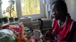 АФРИКАНКА ОТКРЫВАЕТ ДЛЯ СЕБЯ НОВЫЕ ВКУСЫ ГОТОВКИ В РУССКОЙ КВАРТИРЕ